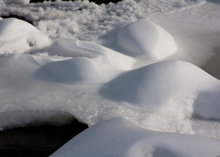 rounds of snow in stream_2132